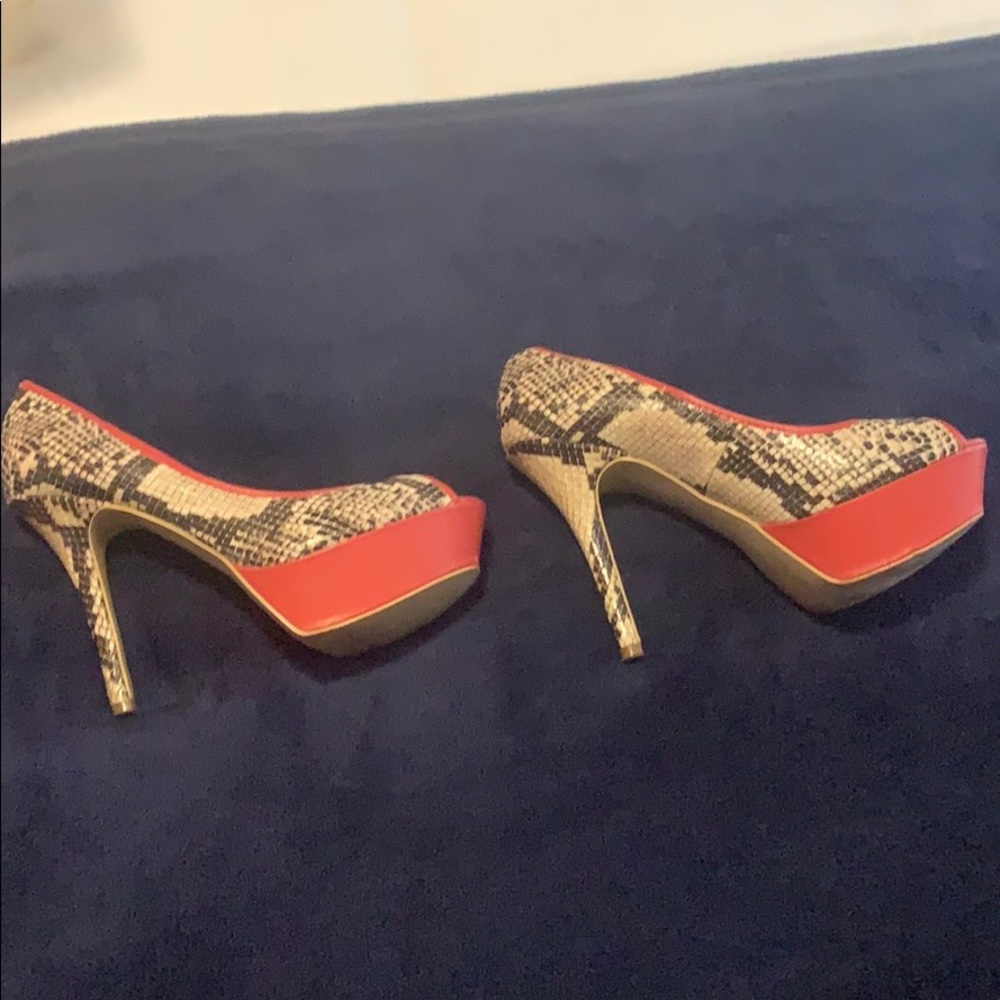 Heeled shoes